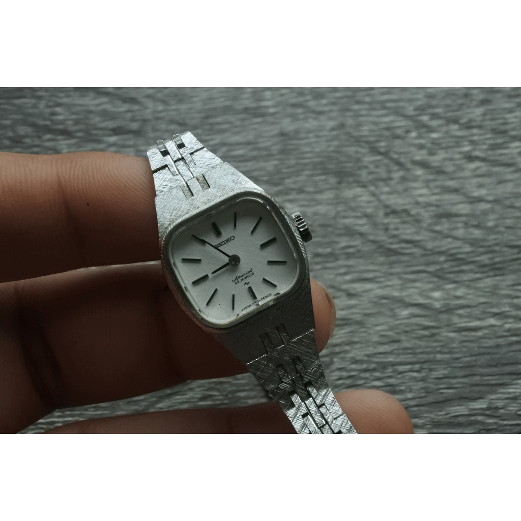 นาฬิกา Vintage มือสองญี่ปุ่น SEIKO SPECIAL 1140 3240 ระบบ ไขลาน ผู้หญิง ทรงสี่เหลี่ยม กรอบเงิน หน้าดำ หน้าปัด 22mm