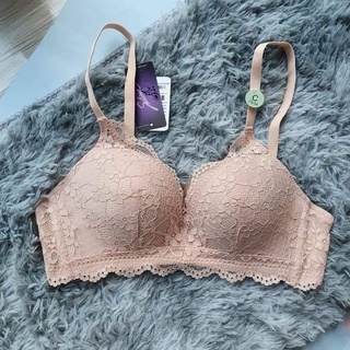 Sabina Happy Bra ไร้โครงกดทับ ไม่มีโครงแต่มีทรง  ลูกไม้สวยมาก ฟองบาง ยกขอบฐานเล็กน้อย