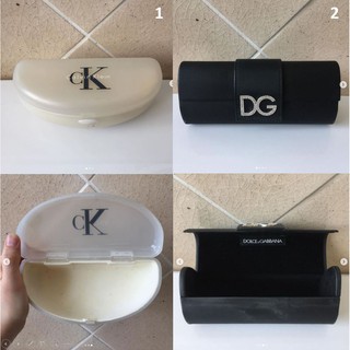 กล่องแว่น กล่อง แบรนด์ Calvin Klein ของแท้ ทรงแข็ง ช่วยกันกระแทกแว่นได้ดี สภาพ 90% มีรอยเปื้อนเล็กน้อย แต่ใช้งานปกติ