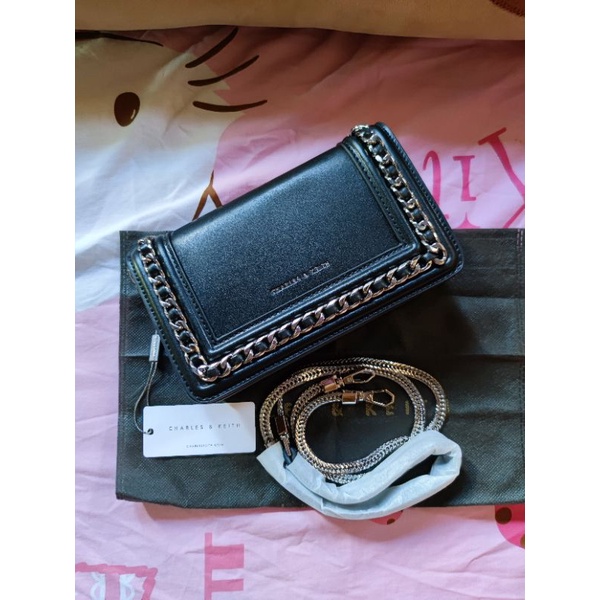 Charles & Keith กระเป๋าสะพายข้างหน้าโซ่อะไหล่เงิน