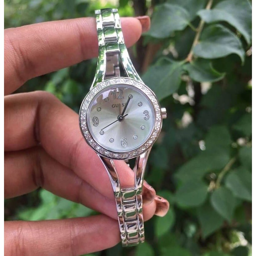 พร้อมส่ง นาฬิกาข้อมือผู้หญิง Guess สายสแตนเลสสีเงิน หน้าปัดล้อมด้วยคริสตัล W1034L1