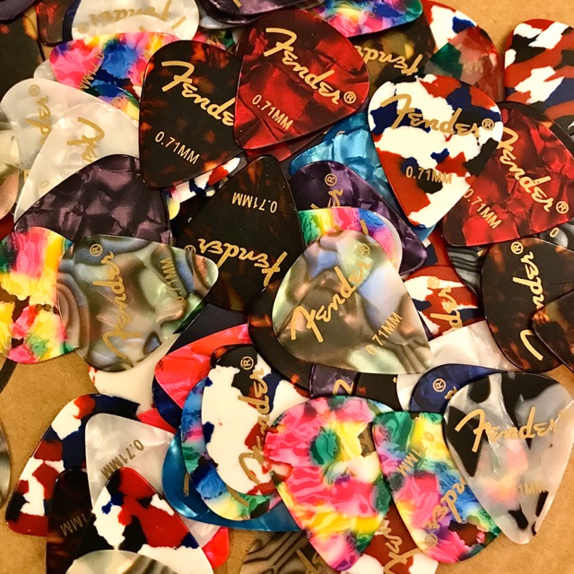 ปิ๊กดีดกีต้าร์ fender ขนาด 0.71 จำนวน100ชิ้น 300บาท ตกอันละ3บาท ลายหินอ่อน แข็งแรงทนทาน โมส มิวสิค