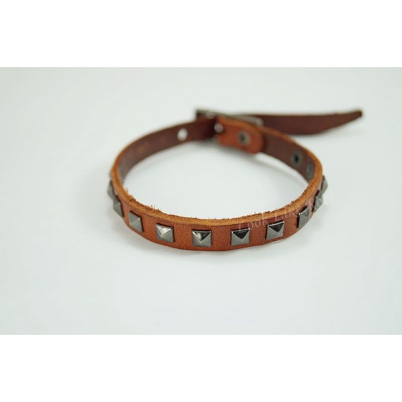 BL-012 สายรัดข้อมือ แนวพังค์ ตอกหมุดเหลี่ยม (Pyramid) สีรมดำ ...