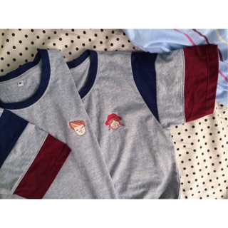 เสื้อยืดสีเทา พร้อมลายปัก