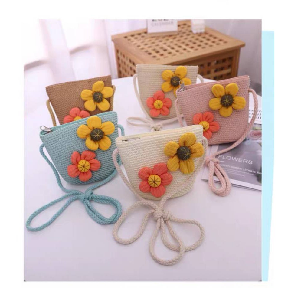 พร้อมส่ง  กระเป๋าสะพายข้างเด็กผู้หญิงหน้ารักลายดอกไม้2ดอกมี5สีLLo123
