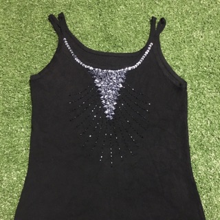 เสื้อสายเดี่ยว สีดำ ปักเพชร สุดไฮโซ
