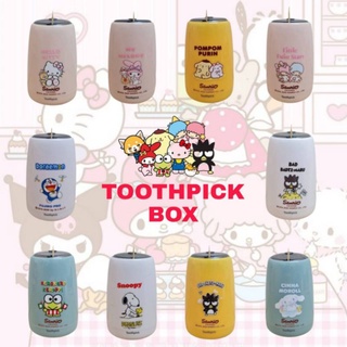 กล่องใส่ไม้จิ้มฟัน SANRIO มีทั้งหมด 10 ลาย รุ่นกดหัวด้านบน ขนาด 9×6 cm ราคา 140 บาท🗽