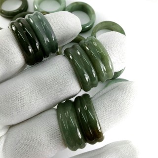 แหวนหยกแท้จากพม่า ขนาดไซส์ 9.5 สีเขียวเนื้อดีลวดลายตำหนิตามธรรมชาติ คละสีคละลาย