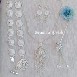 เครื่องประดับเป็นชุดสีเงิน ใส่ได้ทั้งเด็กและผู้ใหญ่ ต่างหูแบบห้อย เข็มขัดยาว 40 นิ้วปรับขนาดได้ เครื่องประดับชุดไทย  D00