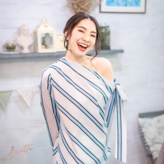 (ใช้โค้ด INC2SFA ลด 100.- ขั้นต่ำ 300.-) BTB01B - Blue stripes one off shoulder blouse