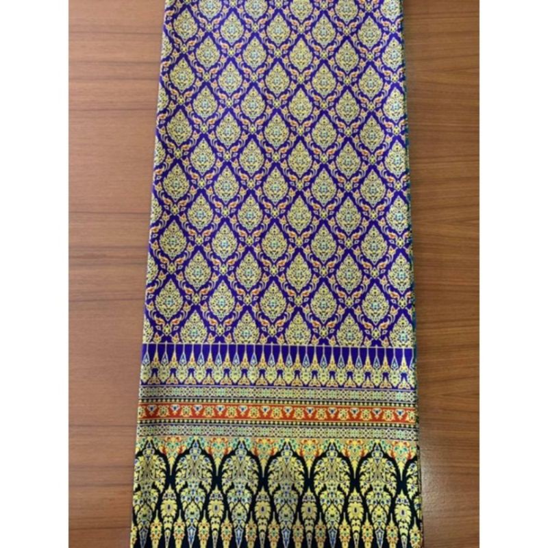 ผ้าค็อต​ต้อนพิมทองลายไทยขายเป็นผืนเนื้อผ้าสวยลายทองชัดเจน100×200เย็บริมเรียบร้อย