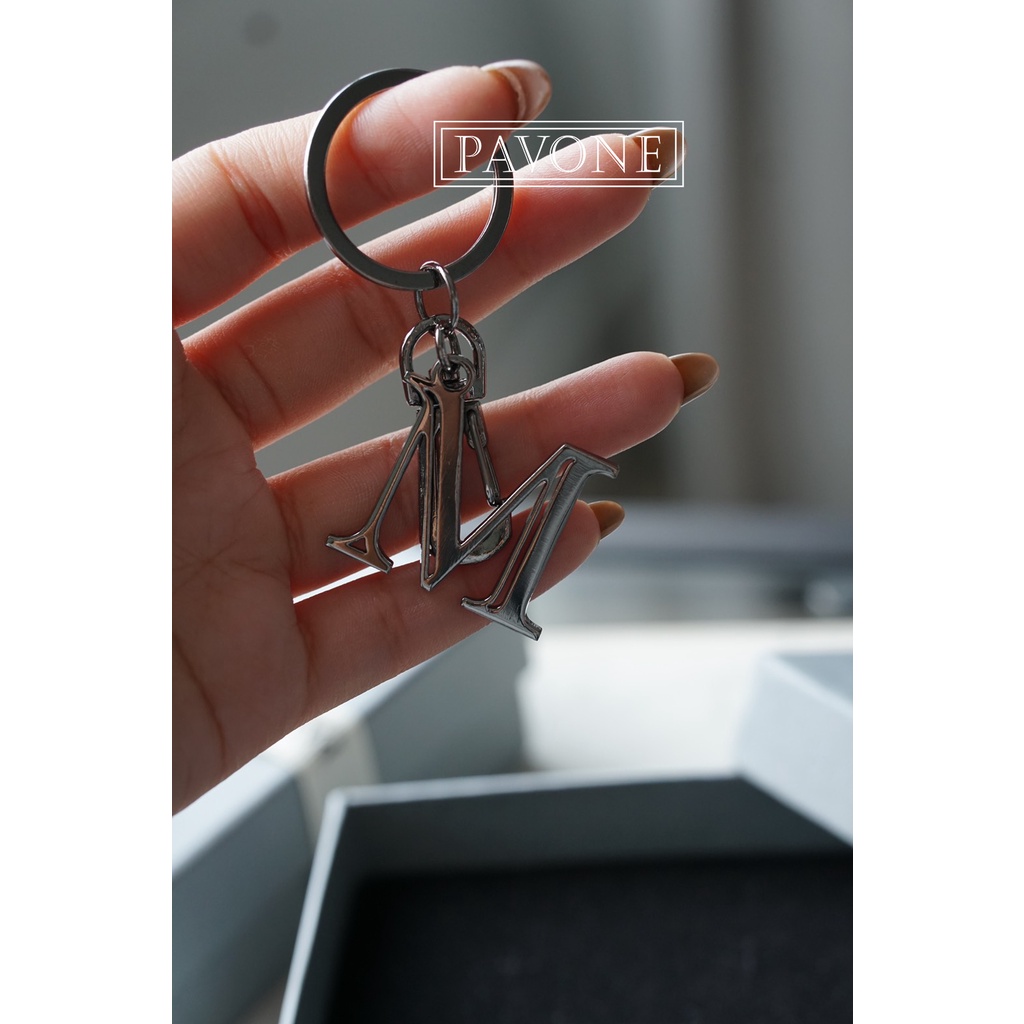 Pavone Jewelry พวงกุญแจตัวอักษรชื่อ M ผลิตจากทองเหลือง ชุบแบลกโรเดียม🖤 (KC0005)