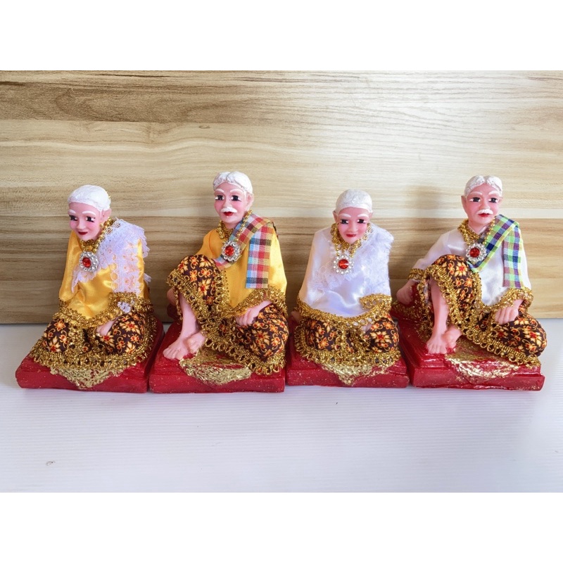 ตายาย ตุ๊กตา ตั้งศาล แต่งผ้าจริง (รุ่นตาชันเข่า)ขนาด 3 นิ้ว : ราคาต่อคู่