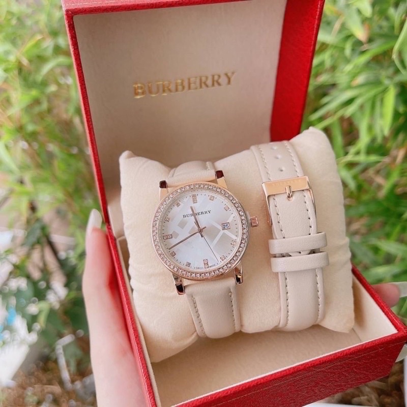 นาฬิกา BU RBERRY ราคาถูก ราคาส่ง นาฬิกาข้อมือผู้หญิง ตัวเรือนล้อมเพชร มีช่องบอกวันที่ พร้อมส่ง