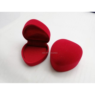 กล่องกำมะหยี่ทรงหัวใจ แบบปูเรียบ สีแดง จำนวน 1ใบ ขนาดกล่อง 5.5x6x3.5cm