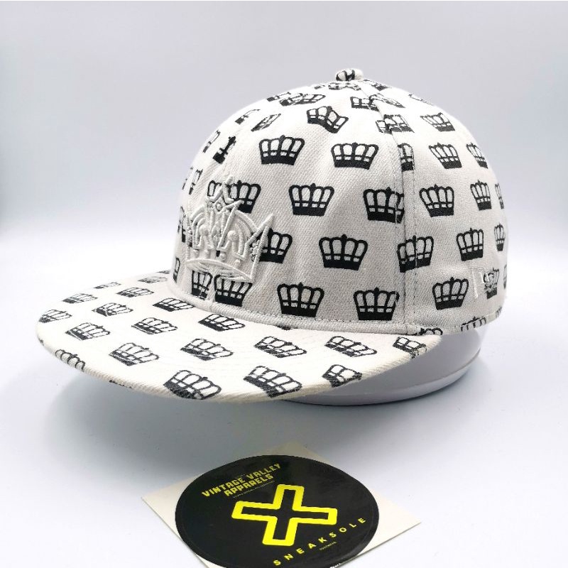 Topi Kings New Era 59Fifty ติดตั้ง