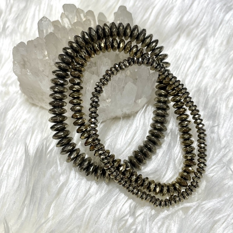 กำไลข้อมือหินนำโชค ไพไรต์เจีย Pyrite เพชรหน้าทั่ง หินนางกวัก สีทอง เจียเหลี่ยม เรียกทรัพย์ เสริมโชคทางการเงิน