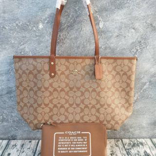 COACH REVERSIBLE CITY TOTE IN SIGNATURE 
(COACH F36658) 

รุ่นกลับด้าน รุ่นนี้จะใช้ได้ 2 ด้าน