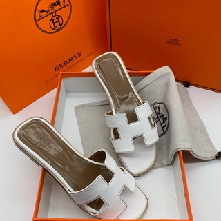 รองเท้าแตะ Hermes มี สองสี พร้อมกล่องอุปกรณ์ครบ