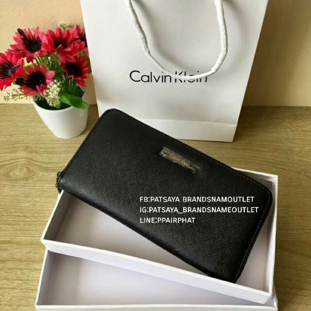 Calvin Klein Long Walletแท้💯outlet กระเป๋าสตางค์ใบยาวรุ่นใหม่ล่าสุดวัสดุหนัง Saffiano สวยหรูสไตล์ PRADA