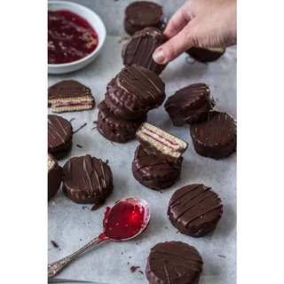 Wagon Wheels Jammie – Chocolate, Marshmallow & Raspberry Jam Biscuits (6 Pack) 220g