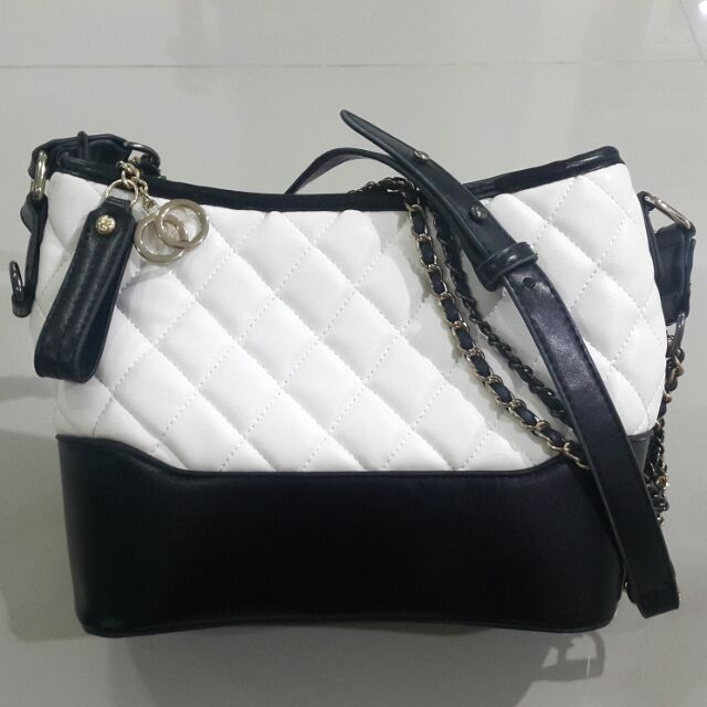 Chanel's Gabrielle Hobo Bag สีขาว-ดำ 10" มือสอง