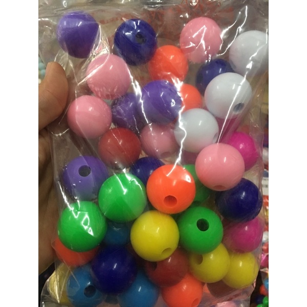 ลูกปัดลูกชิ้นรูใหญ่พลาสติกกลม คละสีสด ขนาด 14,20,22,25 มิล ราคา50บาท