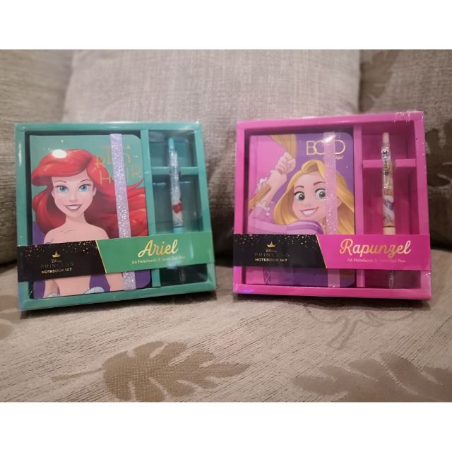 ชุดสมุดบันทึก A6 พร้อมปากกากึ่งเจล ลาย Ariel
& Rapunzel Disney Princess Notebook Set
A6 Notebook +Se
