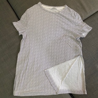 เสื้อยืด ZARA size M มีดีเทลผ่าข้างสูง อก38นิ้ว สภาพดี พร้อมส่ง