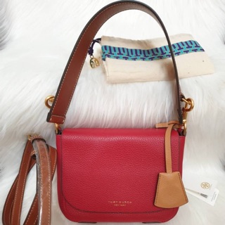 Tory Perry Flap Crossbody  Height: 6in / 15cm Length: 7.5in / 19cm Depth: 3.25in / 8cm  สีแดง red apple งานชอป