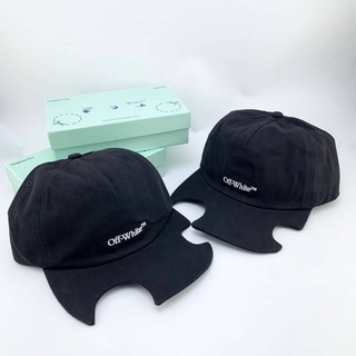 OFF-WHITE CUT-OUT LOGO BASEBALL CAP IN BLACK หมวกแก๊ปแบรนด์บาลองเซียก้า ปักตัวหนังสือโลโก้ ปีกหมวกแหว่ง ครึ่งวงกลม