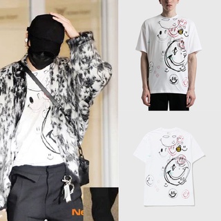 KPOP BTS ผ้าฝ้ายเสื้อยืด SUGA Raf Simons X ยิ้ม Hand-Illustrated โลโก้เดียวกันแขนสั้น TOP PLUS ขนาดหลวมผู้ชายและผู้หญิง