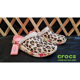 CROCS LiteRide Print Clog รองเท้าลำลองสำหรับผู้ใหญ่ ลายดอกไม้สดใสน่ารัก