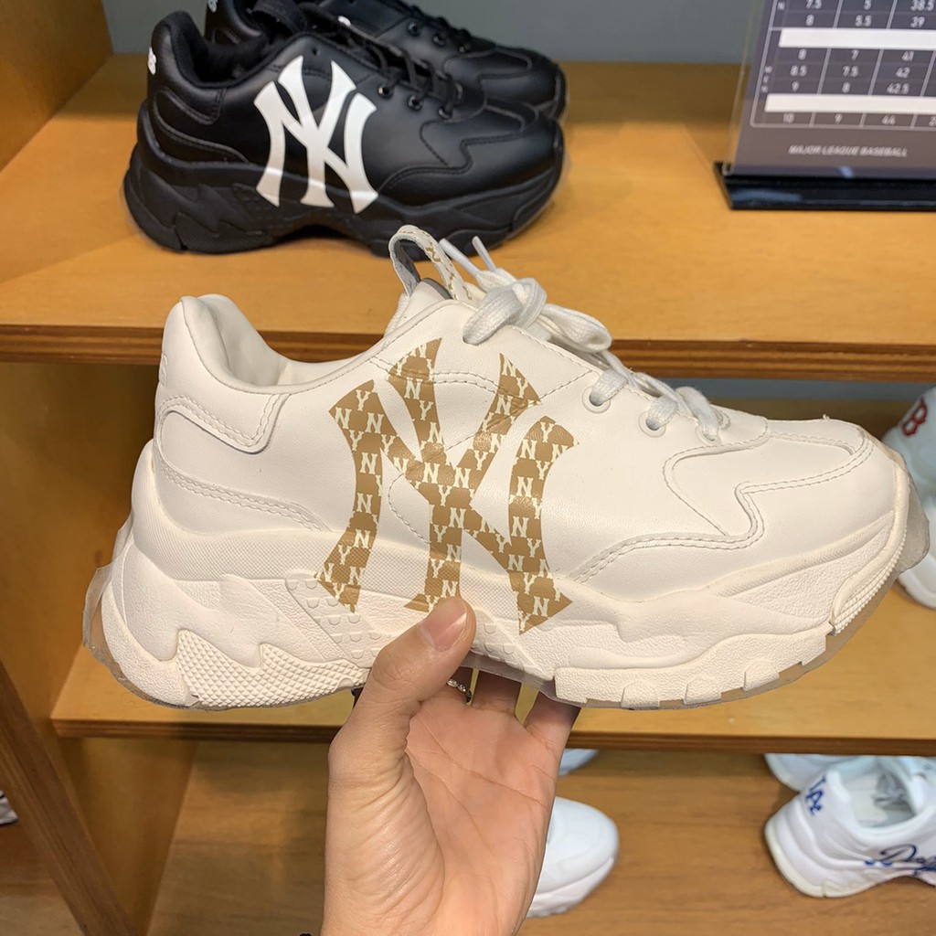<SALE> กรุณาเช็คสตอคกับแม่ค้าก่อนค่ะ พร้อมส่ง  รองเท้า MLB Monogram สีขาว อักษรทอง อักษรดำ