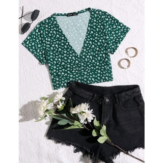 เสื้อครอป คอวี ลายดอกไม้สีเขียว เล็กๆ 🌿🌿🌿