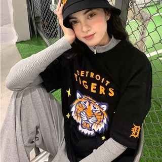 MLB (พร้อมส่ง) MLB เสื้อยืด THE YEAR OF TIGER T-SHIRT เสื้อคอกลม เสื้อชายหญิง ของแท้💯%