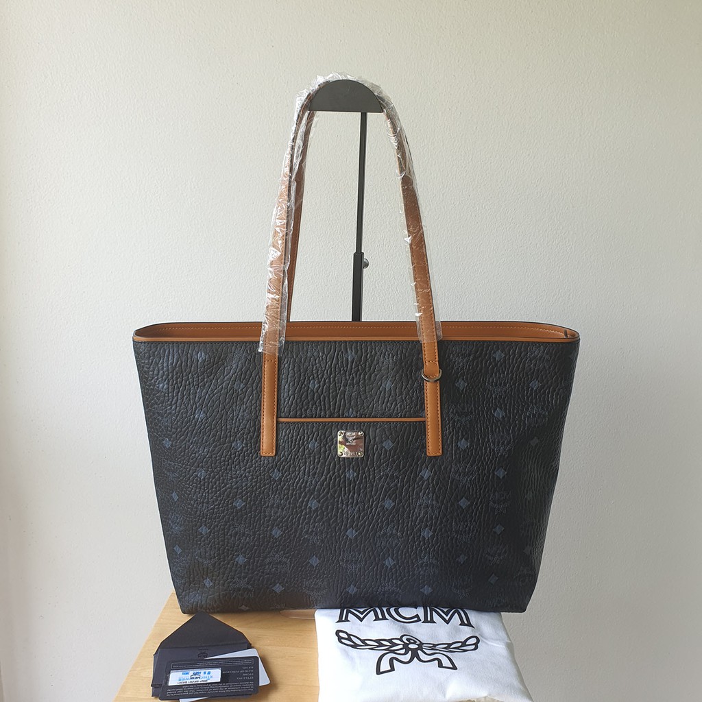 กระเป๋า MCM ของแท้ สีดำ รุ่น Anya Shopper in Visetos ของใหม่ ป้ายคิงพาวเวอร์