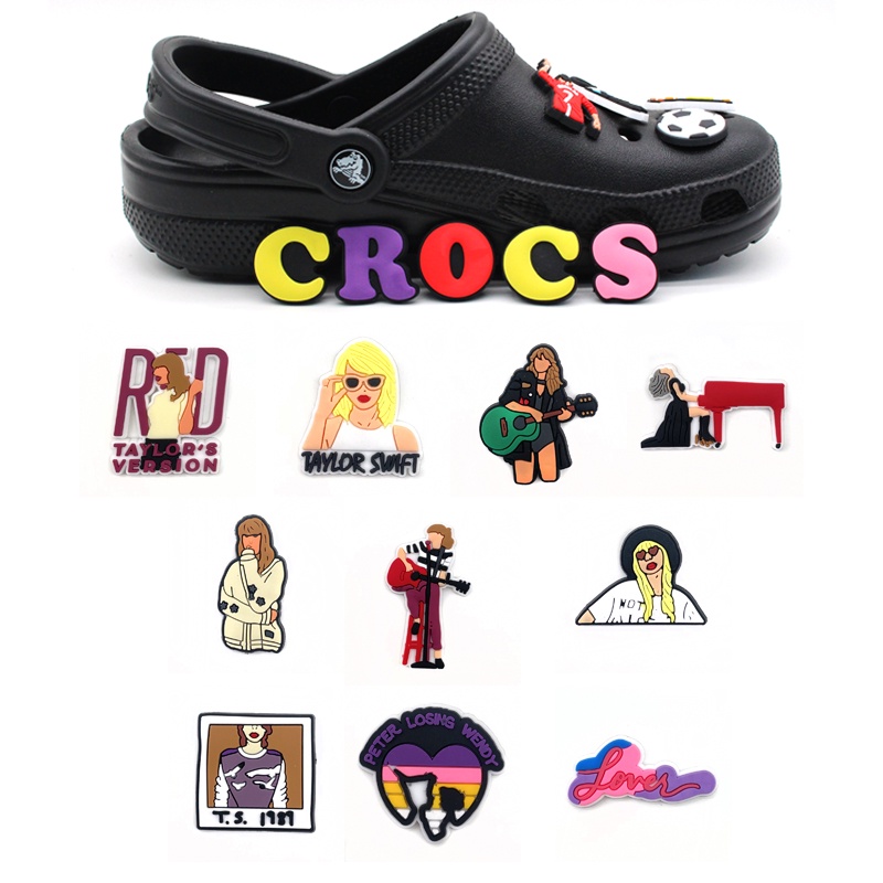 Cy-charms ใหม่ จี้รองเท้า PVC ลายนักร้องอเมริกัน Taylor Swift Graffiti Series Jibbitz DIY สําหรับตกแต่ง Crocs Clogs เด็กผู้ชาย เด็กผู้หญิง TikTok ขายส่ง ของขวัญสุดฮอต