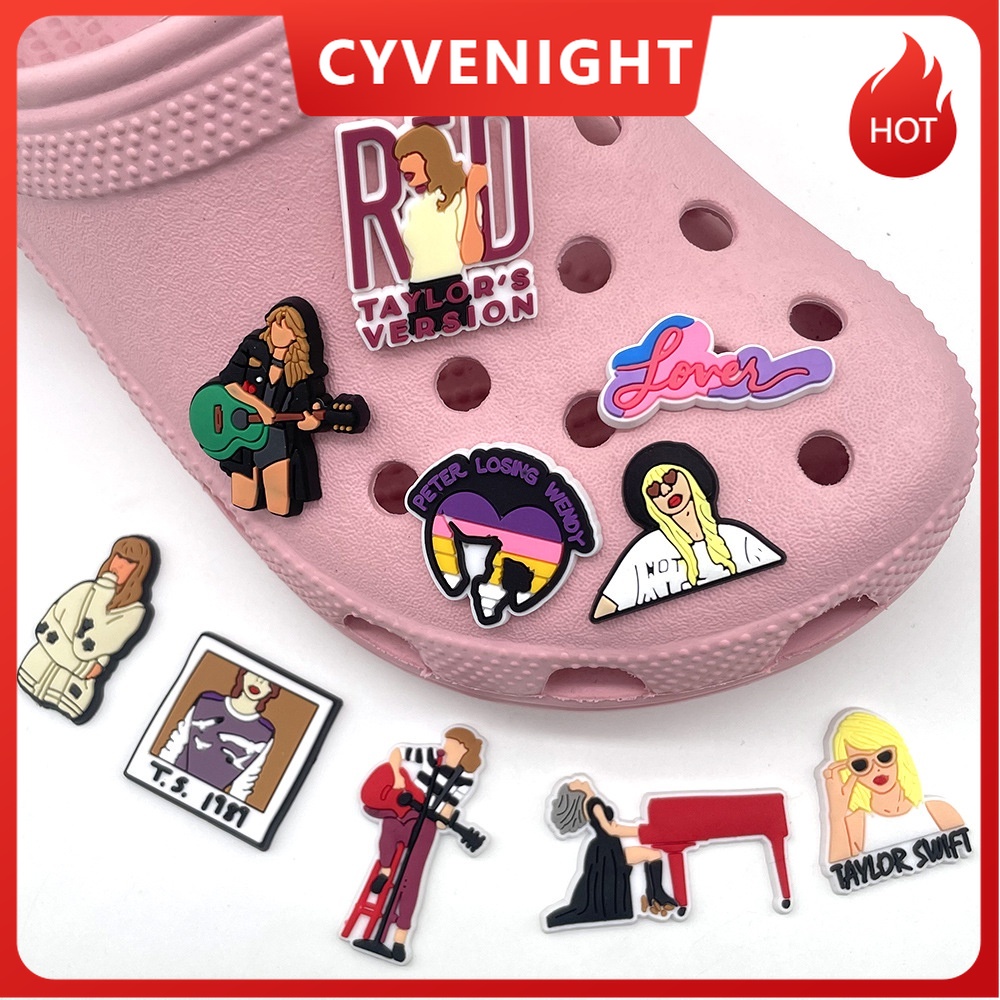 Cy-store ใหม่ จี้รองเท้า PVC ลายนักร้องอเมริกัน Taylor Swift Graffiti Series Jibbitz DIY สําหรับตกแต่ง Crocs Clogs เด็กผู้ชาย เด็กผู้หญิง TikTok ขายส่ง
