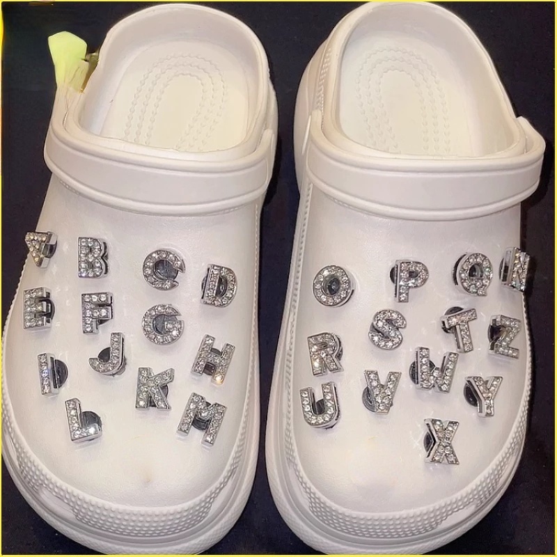 Silver Diamond 26 AZ รองเท้าแตะตัวอักษร jibitz ตัวอักษรรองเท้า Charms pins สําหรับผู้หญิงตกแต่งรองเท้ารู
