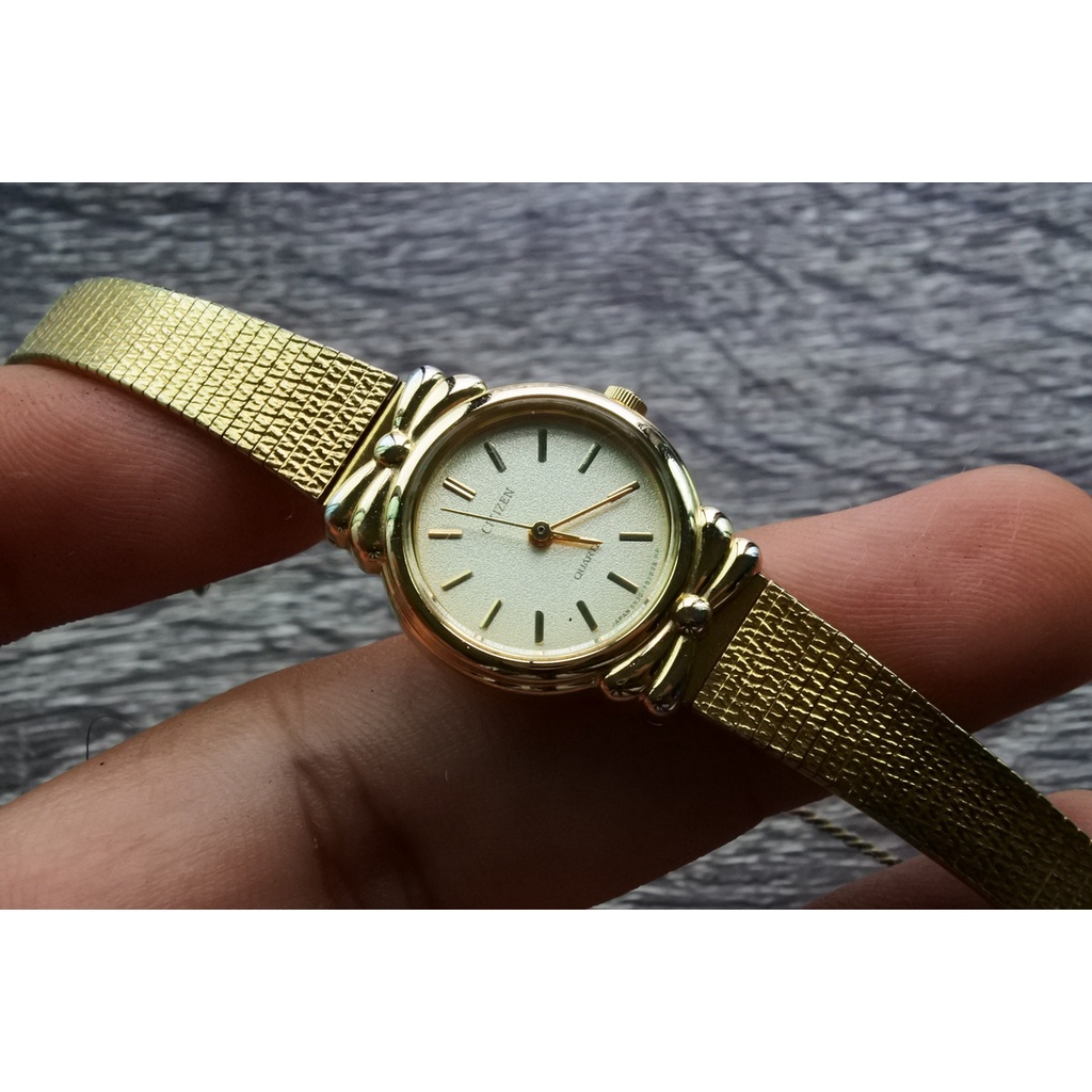 นาฬิกา Vintage มือสองญี่ปุ่น Citizen  Quartz ผู้หญิง หน้ากลมสีทอง กรอบทอง สายสายสแตนเลสชุบทอง แทบไม่ผ่านการใช้งาน