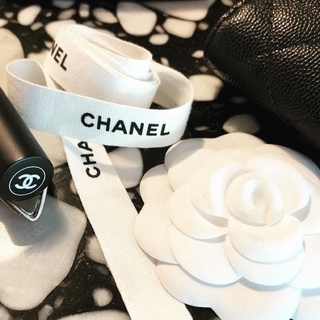Chanel ribbin 💕ริบบิ้นชาแนลแบบแม่ชมน่ารักมากๆค่ะ ของแท้100%นะคะที่ผูกมากับกล่องกำลังฮิตเลย รีดให้เรียบทุกเส้น