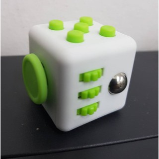 Fidget Cube เป็นของเล่นที่ช่วยลดความกังวล กระสับกระส่าย และความเครียด