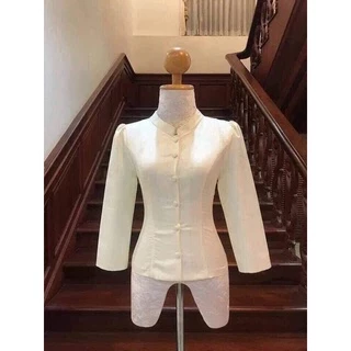 เสื้อไหมหม่อนทรงจิตรลดาแถมเข็มกลัดอัดผ้ากาวทั้งตัวงานสวยเย็บละเอียดมากค่ะผ้าด้านข้างขยายได้1-2นิ้วมีไชร์32ถึงอก50ค่ะ