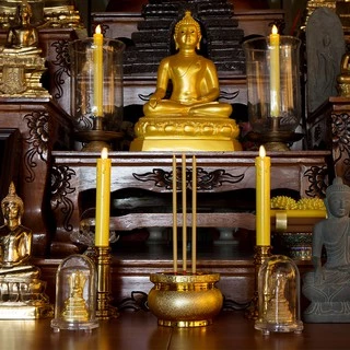 Claire Candle ชุดธูปเทียนไฟฟ้า LED ใส่ถ่านหรือไฟฟ้า เชิงเทียนเหลืองทอง 30ซม. + กระถางธูปไฟฟ้า 3 ดอก