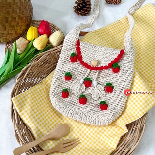 pmncrochet : กระเป๋าถักสะพายข้างสตอเบอร์รี่นูนข้างจัดเต็ม🍓 ทรงเหลี่ยม 💥พร้อมส่งไม่ต้องรอถัก💥