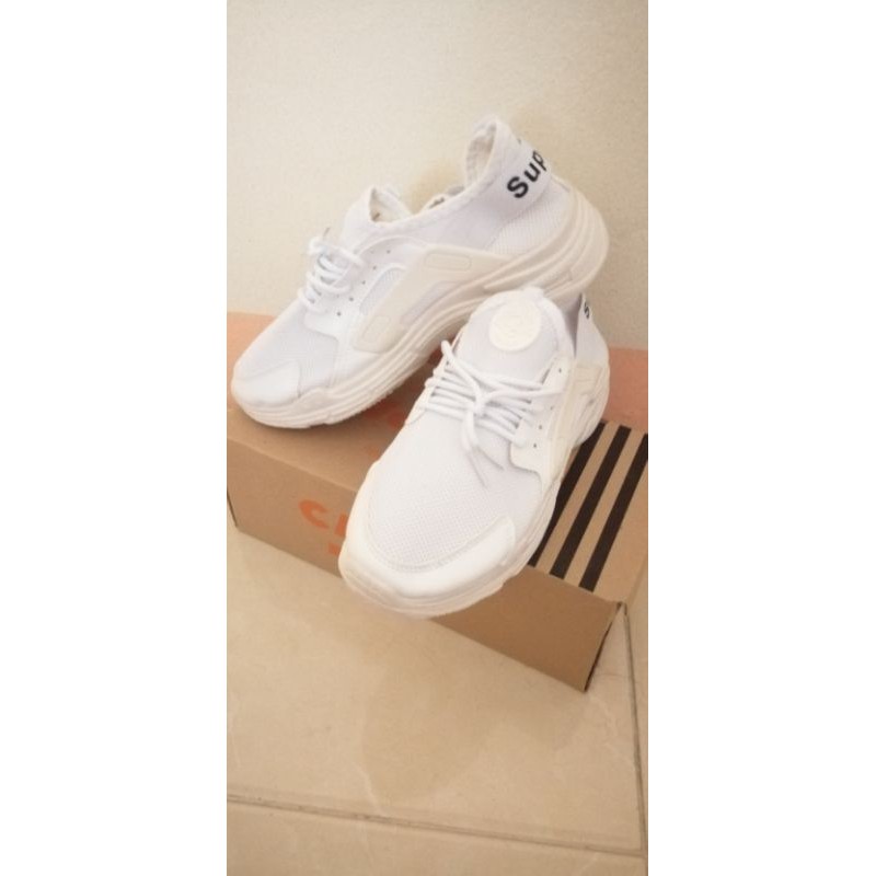 รองเท้า​ผ้าใบ​ CASPA