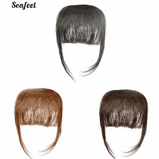 หญิงสาวสาวบางตรงคลิปที่ด้านหน้า Fringe บางส่วนขยายผม