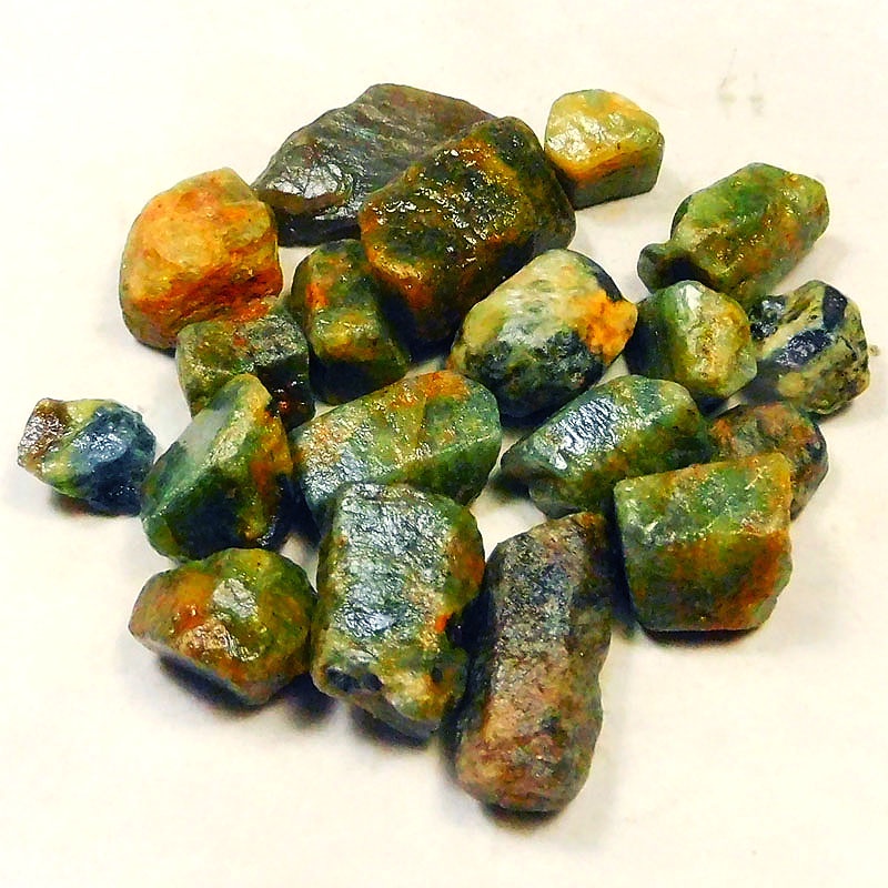 พลอยแซฟไฟร์(Sapphire)พลอยก้อนธรรมชาติ(Rough)หมู่(Lot)น้ำหนัก 105.80 กรัม คละสี พลอยดิบไม่ผ่านการเผาจาก มาดากัสการ์