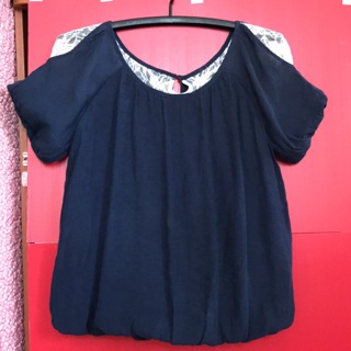 เสื้อแฟชั่นแขนจั๊ม สีน้ำเงิน อวดไหล่และหลังด้วยลูกไม้สีขาว
